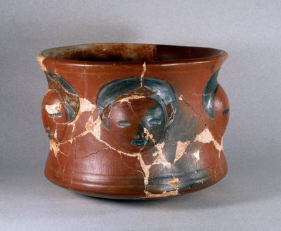 Sztuka przedkolumbijska, kultura Kotosh: odbiorca terakoty o ludzkich twarzach. Ciemny. 16,2 cm 1000 pne-800 AD. Lima, Narodowe Muzeum Antropologii i Archeologii, Peru autorstwa Pre Columbian Pre Columbian