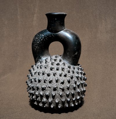 Sztuka przedkolumbijska, cywilizacja cupisnique: waza w kształcie chrząszcza i granatu. 300 pne-100 ne. Lima, Narodowe Muzeum Antropologii i Archeologii, Peru autorstwa Pre Columbian Pre Columbian