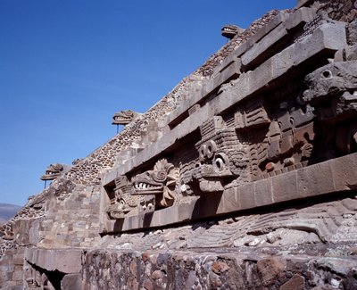 Cywilizacja przedkolumbijska: widok miejsca Teotihuacan (300 pne-600 ne): Świątynia Quetzalcoatla lub Świątynia Pierzastego Węża. Meksyk autorstwa Pre Columbian Pre Columbian