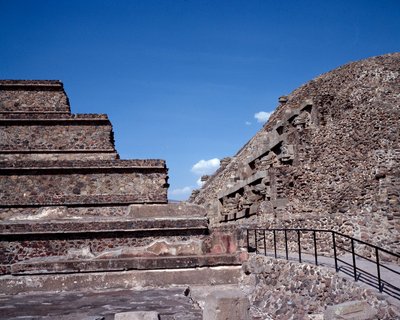 Cywilizacja przedkolumbijska: widok miejsca Teotihuacan (300 pne-600 ne): Świątynia Quetzalcoatla lub Świątynia Pierzastego Węża. Meksyk autorstwa Pre Columbian Pre Columbian