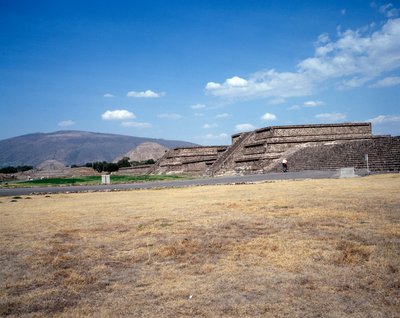 Cywilizacja prekolumbijska: widok miejsca Teotihuacan (300 pne-600 ne): świątynia (lub piramida) słońca. Meksyk autorstwa Pre Columbian Pre Columbian