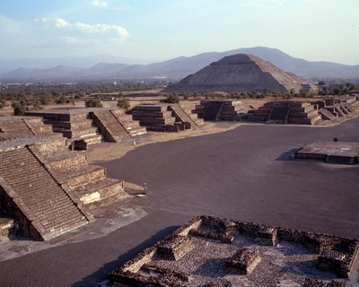 Cywilizacja prekolumbijska: widok miejsca Teotihuacan (300 pne-600 ne): świątynia (lub piramida) słońca. Meksyk autorstwa Pre Columbian Pre Columbian