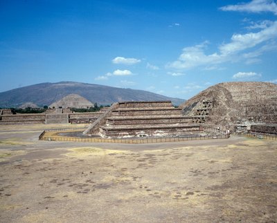 Cywilizacja prekolumbijska: widok miejsca Teotihuacan (300 pne-600 ne): świątynia (lub piramida) słońca. Meksyk autorstwa Pre Columbian Pre Columbian