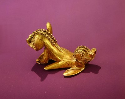 Wisiorek Tairona przedstawiający dwugłowe zwierzę, VII-VIII wne (złoty) autorstwa Pre Columbian Pre Columbian