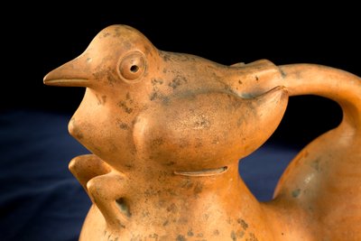 Ceramika z uchwytem w kształcie mostka i motywem ptaka / sztuka prekolumbijska (terakota) autorstwa Precolombian Precolombian
