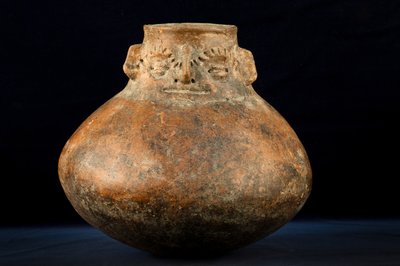 Ceramika kulista z głowomorficzną szyjką / Sztuka prekolumbijska (terakota) autorstwa Precolombian Precolombian