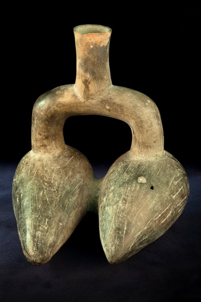 Ceramika fitomorficzna z podwójnym korpusem i uchwytem w kształcie strzemienia / Art pr (terakota) autorstwa Precolombian Precolombian