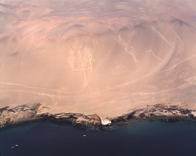 Widok z lotu ptaka na Paracas Candelabra lub Candelabra Andów, w Pisco Bay (1983 - Fotografia) autorstwa Prehistoric Prehistoric