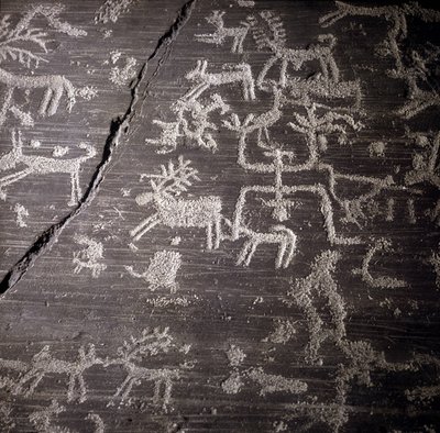 Cywilizacja Camunni, prehistoria, sztuka naskalna: grób, detale wielkiej skały Naquane, w Valcamonica (Val Camonica).Museo archeologico de Milan autorstwa Prehistoric Prehistoric