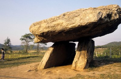 Dolmen do Kanghwy w Korei Południowej. autorstwa Prehistoric Prehistoric