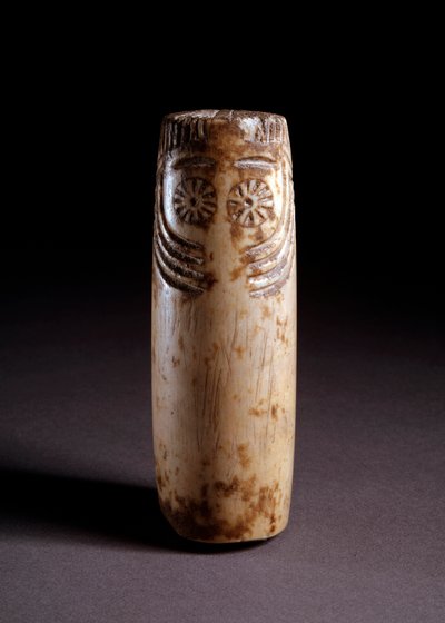 Idol jako kolumna. Rzeźba z kości słoniowej, około 5000 pne autorstwa Prehistoric Prehistoric
