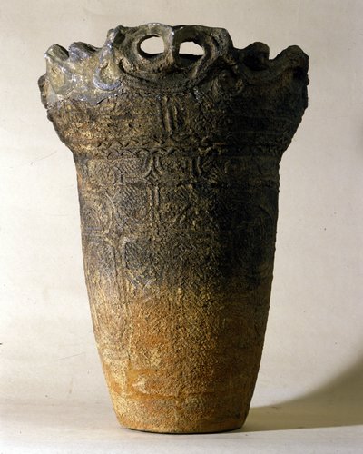 Duży wazon z terakoty z okresu Jomon (okres prehistoryczny w Japonii). Rzym, Narodowe Muzeum Sztuki Orientalnej. autorstwa Prehistoric Prehistoric