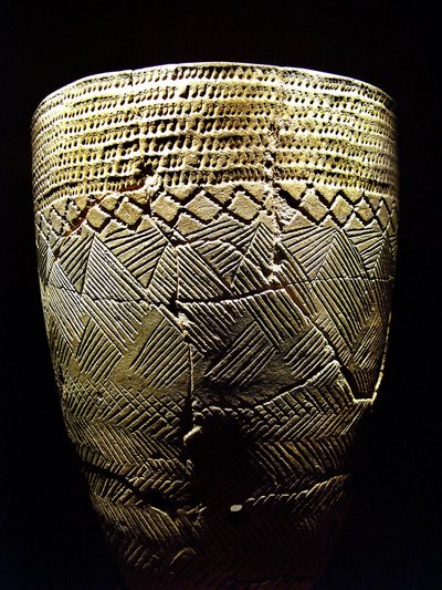 Ceramika z dekoracją „grzebienia grzebienia”, ok. 8000 p.n.e. z okresu neolitu, Amsa-Dong, Korea. Fotografia, Muzeum Narodowe w Seulu, Republika Korei autorstwa Prehistoric Prehistoric