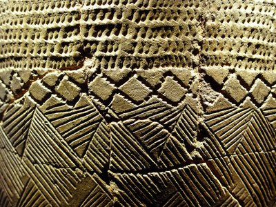 Ceramika z dekoracją „grzebienia grzebienia”, około 8000 pne z okresu neolitu, Amsa-Dong, Korea. Fotografia, Muzeum Narodowe w Seulu, Republika Korei autorstwa Prehistoric Prehistoric