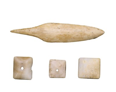 Prehistoire (Neolitique): Końcówki strzałek i przyciski kości. Z Jaskini Toralla (Lleida) autorstwa Prehistoric Prehistoric