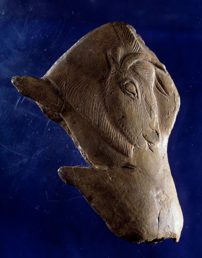Sztuka prehistoryczna (górny magdalen): „”Żubr wstający”” Rzeźba w drewnie renifera ze schronu Madeleine w Dordogne. 11000 pne. Słońce 0,10m. Saint Germain en Laye, Narodowe Muzeum Archeologiczne autorstwa Prehistoric Prehistoric