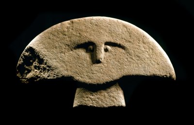 Sztuka prehistoryczna: postacie wyrzeźbione w epoce żelaza. 1100-800 pne. La Spezia, Miejskie Muzeum Cywilizacji Lunigiana autorstwa Prehistoric Prehistoric