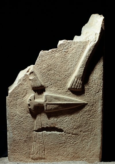 Sztuka prehistoryczna: stela wyrzeźbiona w epoce żelaza w miejscu Lunigiana w pobliżu La Spezia we Włoszech. 1100-800 pne. La Spezia, Miejskie Muzeum Cywilizacji Lunigiana autorstwa Prehistoric Prehistoric