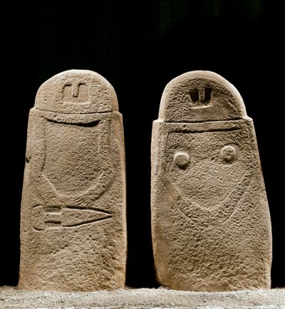 Sztuka prehistoryczna: dwa menhiry mężczyzny i kobiety pochodzące z epoki żelaza ze stanowiska Lunigiana w pobliżu La Spezia we Włoszech. 1100-800 pne. La Spezia, Miejskie Muzeum Cywilizacji Lunigiana autorstwa Prehistoric Prehistoric