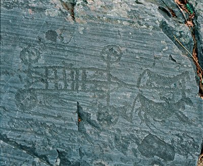 Prehistoria: Cywilizacja Camunni: rydwan napędzany przez konie, koła są przedstawiane ze szprychami, a konie są profilowane w celu poszukiwania. Grawer naskalny skały 23 firmy Naquane (Valcamonica, Val Camonica, Brescia). Okres między neolitem a Bro autorstwa Prehistoric Prehistoric