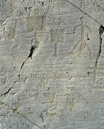 Prehistoria, cywilizacja Camunni, sztuka naskalna: nagrobek przedstawiający sceny polowań na jelenie i codzienne życie na wsi. Okres między neolitem a epoką brązu. Capo di Ponte, Park Narodowy Naquane Rock Engravings, Valcamonica, Val Camonica, autorstwa Prehistoric Prehistoric