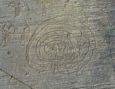 Prehistoria, cywilizacja Camunni, sztuka naskalna: grób przedstawiający broń wojowników w postaci tarcz i mieczy oraz labirynt. Okres między neolitem a epoką brązu. Roche