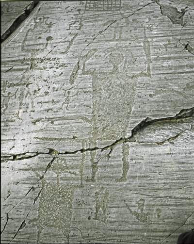 Prehistoria, cywilizacja Camunni, sztuka naskalna: grób skalny ze stylizowanymi przedstawieniami wojowników, detal przedstawiający Wielkiego Wojownika (wys. 80 cm) uzbrojonego w miecze i tarczę. Okres między neolitem a epoką brązu. Roche n. 50. Nakwan (Bre autorstwa Prehistoric Prehistoric