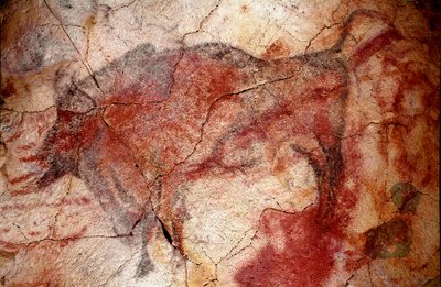 Prehistoria: „”odpoczywający żubr”” malowidło naskalne górnego paleolitu (magdalen) (między 16500 a 14000 lat temu) Jaskinia Żubra z epoki kamienia, Altamira, Santander, Hiszpania autorstwa Prehistoric Prehistoric