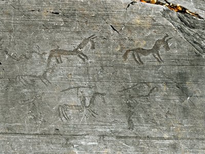 Prehistoria, cywilizacja Camunni, sztuka naskalna: nagrobek sceny polowania, myśliwy uderza włócznią. Okres między neolitem a epoką brązu. Capo di Ponte, Park Narodowy Naquane Rock Carvings, Valcamonica, Val Camonica, Włochy autorstwa Prehistoric Prehistoric