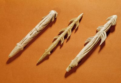 Prehistoria: harpuny reniferowe używane do łowienia ryb. Zrealizowany w okresie magdaleńskim. 17000-11000 pne. Saint Germain en Laye, Muzeum Archeologii Narodowej autorstwa Prehistoric Prehistoric