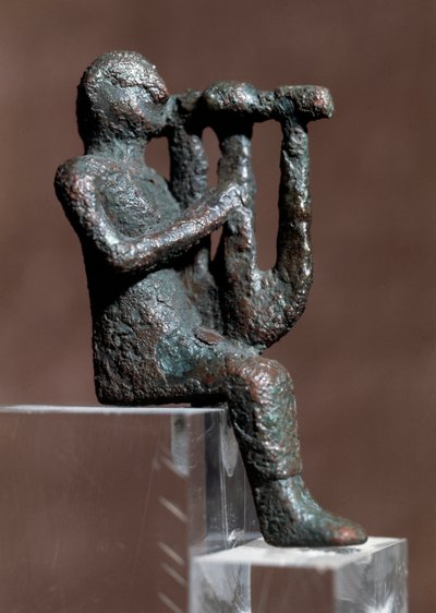 Muzyk grający na cytarze (posąg z brązu, IV-II w. p.n.e.) autorstwa Punic
