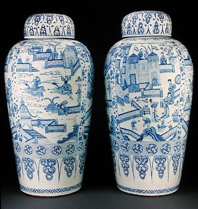 Para niebiesko-białych waz żołnierskich, ok. 1700 (porcelana) autorstwa Qing Dynasty Chinese School