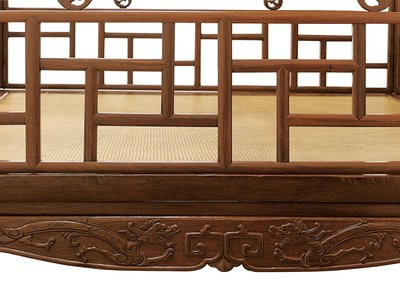 Fragment łóżka z baldachimem z sześcioma słupkami Huanghuali, dynastia Jiazichuang Qing (drewno) (patrz także 469034) autorstwa Qing Dynasty Chinese School