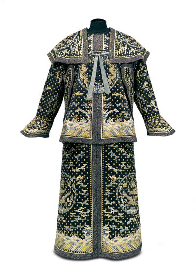 Rzadki ceremonialny mundur imperialnego gwardzisty, okres Qianlong / Jiaqing (1736-1820) (jedwabna satyna) (patrz także 992766-7) autorstwa Qing Dynasty Chinese School
