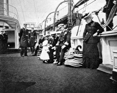 Książę Olav 1903-1991, przyszły król Norwegii Olav V, rozmawiający z oficerami marynarki wojennej, 1908. autorstwa Queen Alexandra