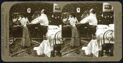 Karta stereoskopowa przedstawiająca kobietę zasznurowaną w gorset, wydana przez American Stereoscopic Company autorstwa R.Y Young