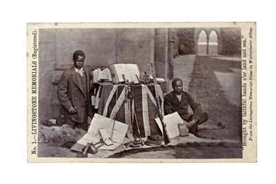 James Chuma i Abdullah Susi z artefaktami Davida Livingstone