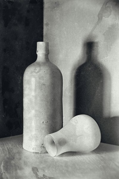 Martwa natura z butelką w stylu vintage autorstwa Raffaele Corte