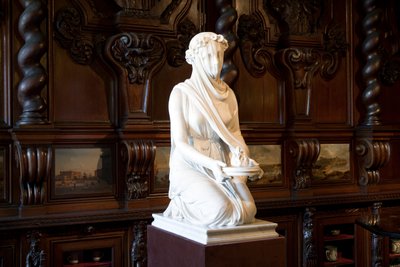 Zawoalowana dziewica westalska (marmur) autorstwa Raffaello Monti