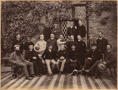 Uczniowie i nauczyciele wyższych klas w Bishop Cotton School w Shimli (verso) autorstwa Raja Deen Dayal