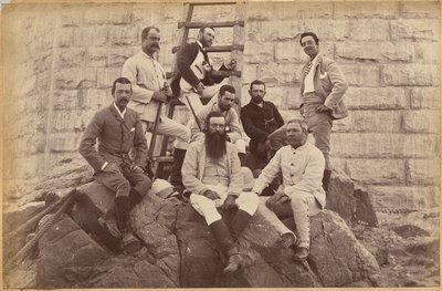 Kadra kierownicza Messrs. Glover & Co. przy moście na Sindhu (awers, u góry) autorstwa Raja Deen Dayal