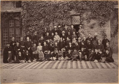 Uczniowie i personel klas średnich, Bishop Cotton School, Shimla (odwrocie) autorstwa Raja Deen Dayal
