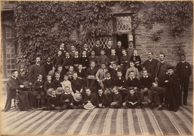 Klasa szkoły podstawowej, Bishop Cotton School, Shimla (awers) autorstwa Raja Deen Dayal