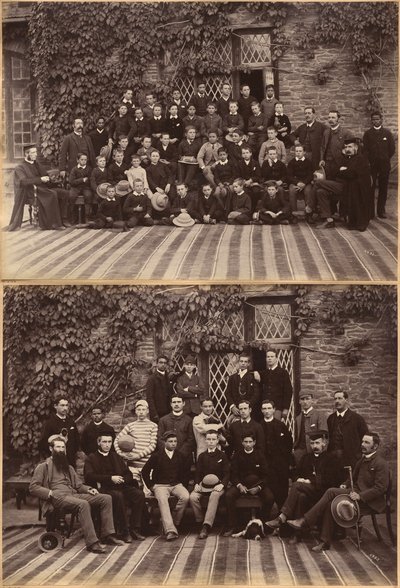 Klasa podstawowa Bishop Cotton School, Shimla (recto); uczniowie i nauczyciele klas wyższych Bishop Cotton School, Shimla (verso) autorstwa Raja Deen Dayal