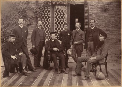 Dyrektor i nauczyciele Bishop Cotton School, Shimla (awers) autorstwa Raja Deen Dayal