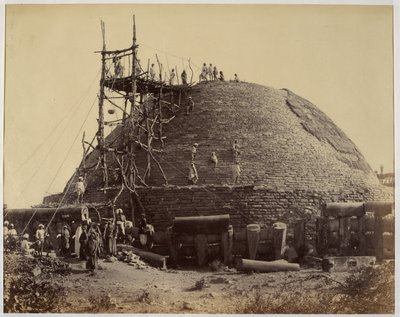 Stupa Sanchi od strony płd-zach w trakcie remontu autorstwa Raja Deen Dayal