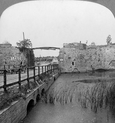 XIV-wieczne mury obronne i brama Lille, Ypres, Belgia, I wojna światowa, c1914-c1918. autorstwa Realistic Travels Publishers