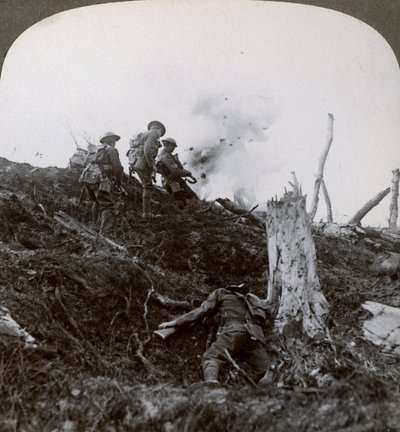 Nacieraj przez ziemię niczyją, by szturmować linie niemieckie, I wojna światowa, 1914-1918 autorstwa Realistic Travels Publishers