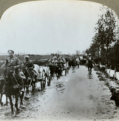 Artyleria przedziera się przez błoto do Gommecourt we Francji, I wojna światowa, c1914-c1918 autorstwa Realistic Travels Publishers