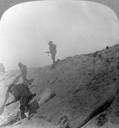 Wojska brytyjskie nacierające na gaz, Passchendaele, Ypres, Belgia, I wojna światowa, c1914-c1918 autorstwa Realistic Travels Publishers